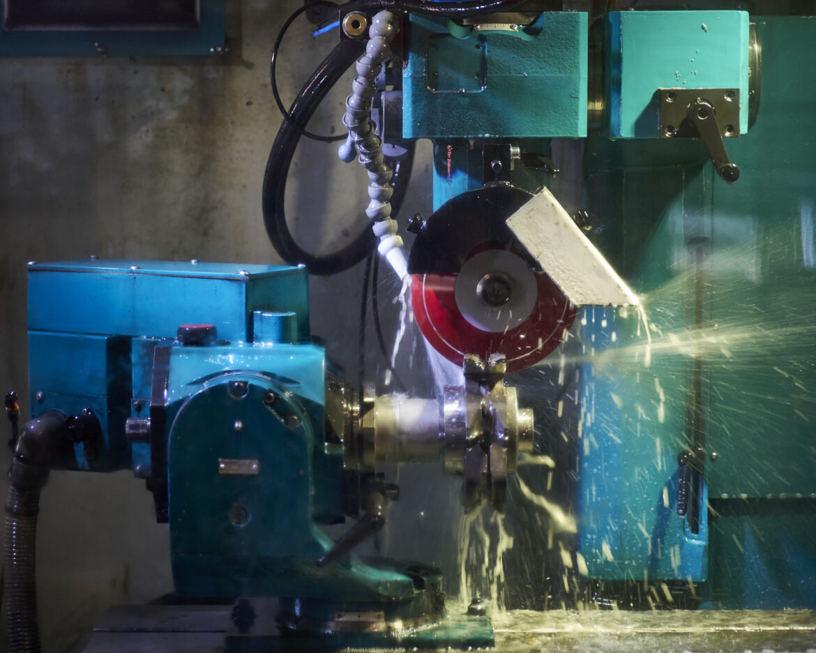 Freesi lõikeserva teritus jahutusega lähivaates