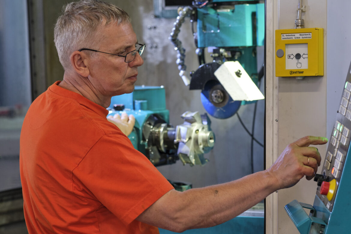 Spetsialist teostab freeside teritust CNC-masinal