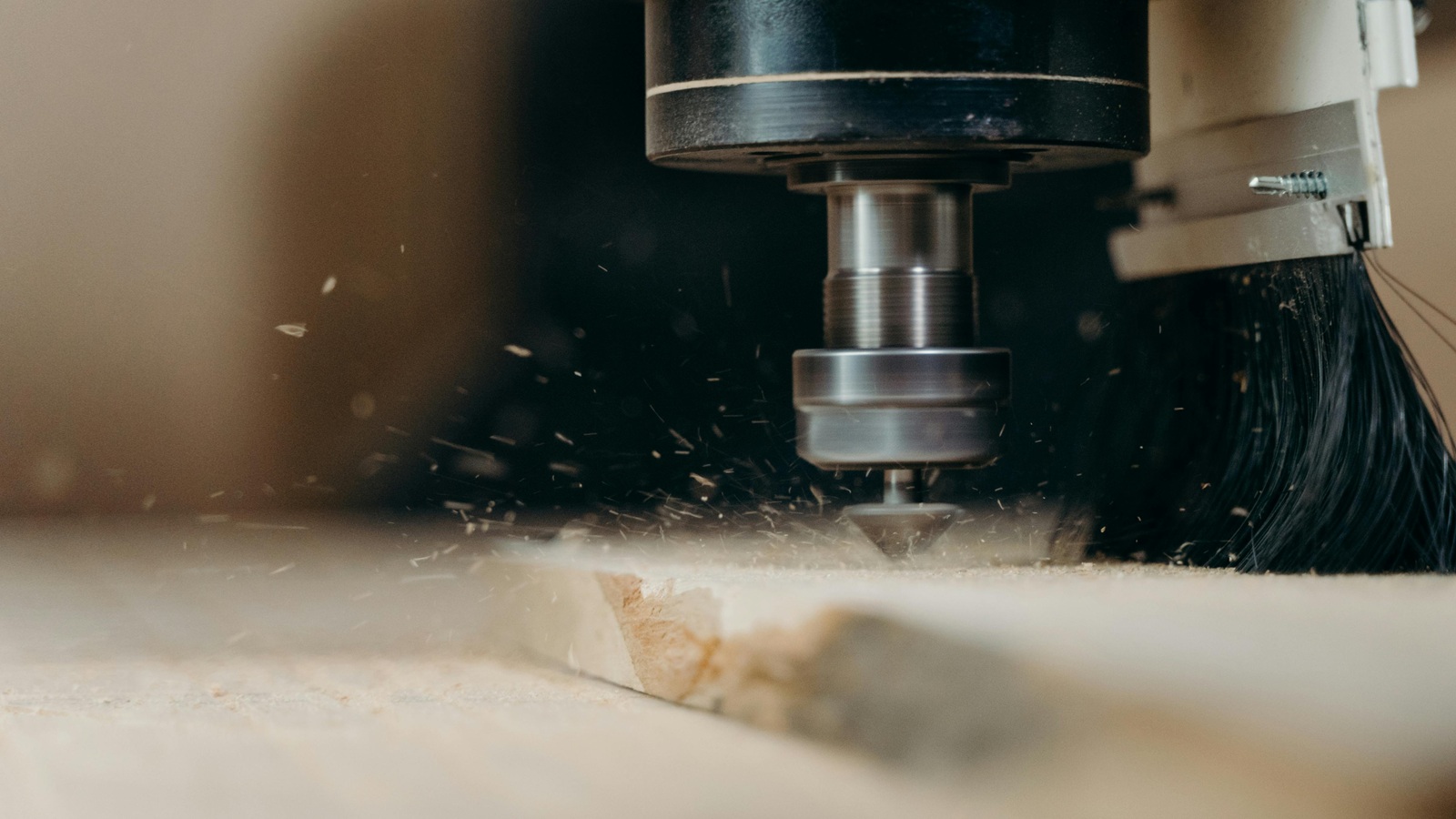 CNC lõikeinstrument puidu töötlemisel töökojas